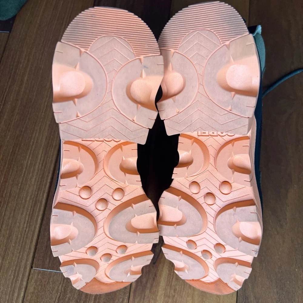 Sorel x Free People Women's Olive and Black Brex Lace Boots w. Orange/Pink Soles - Picture 4 of 6